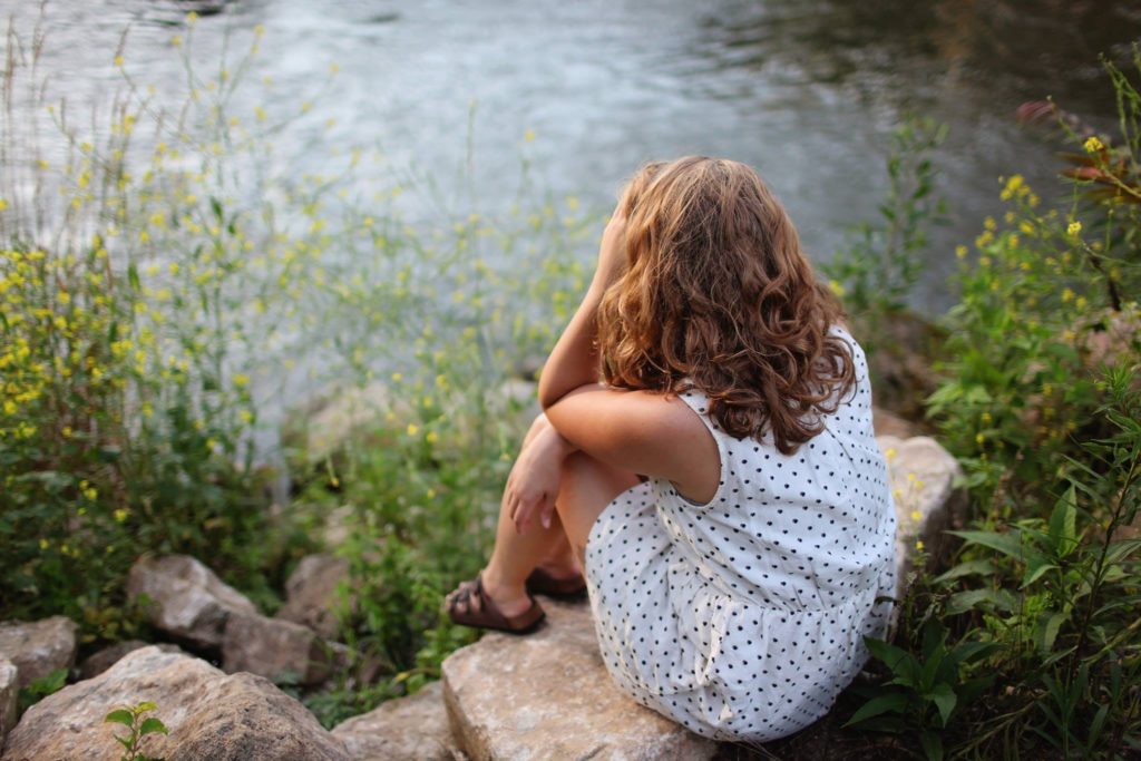 Adolescents pondering by the water - can trauma therapy for children help?